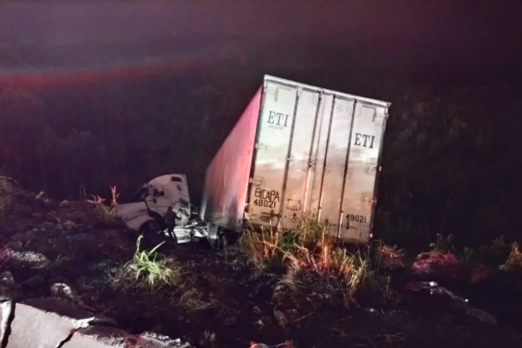 Imagen Tráiler cae a barranco en la autopista Orizaba - Puebla 