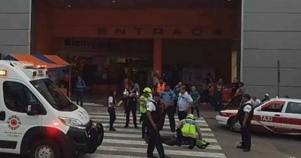 Imagen Roba botellas de licor en centro comercial; en su huida cae y se lesiona 