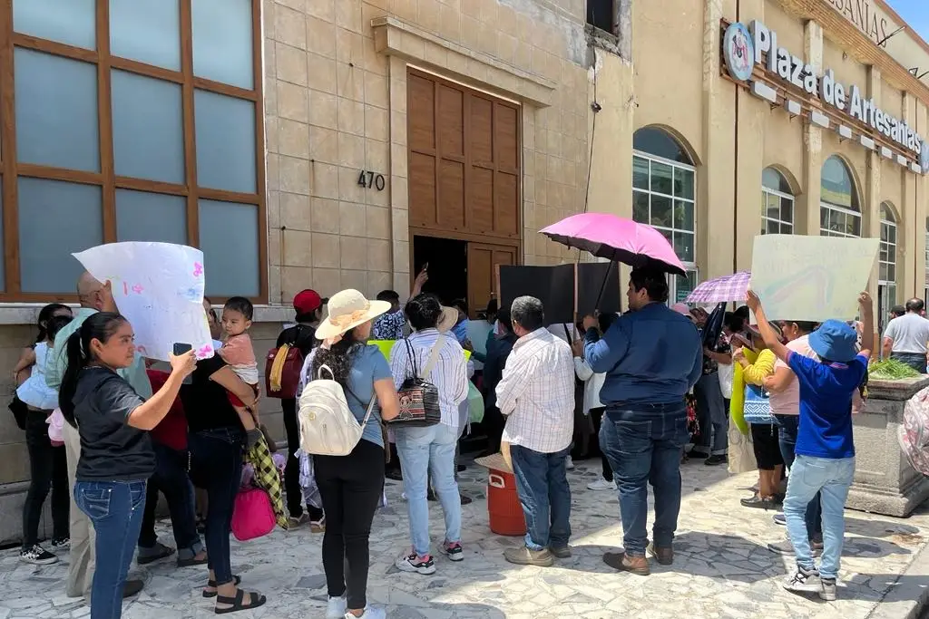 Imagen Protestan ante cambios de la diócesis; piden que se quede el padre Mario en esta parroquia