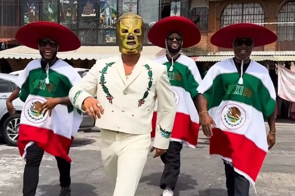 Imagen Bruno Mars se pone una máscara de luchador y recorre calles de México