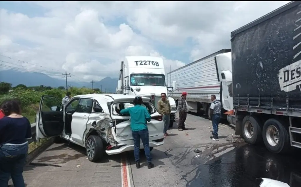 Imagen Se registra fuerte carambola en autopista de Veracruz; reportan 4 lesionados 