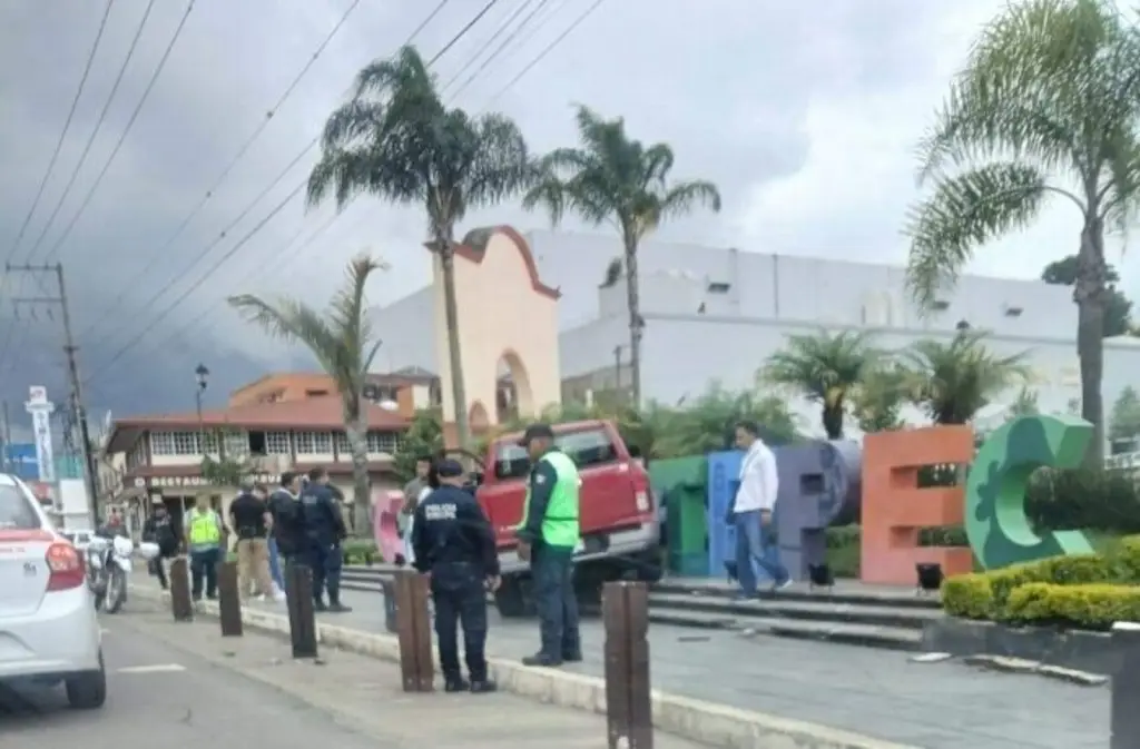 Imagen Pierde el control y choca contra letras turísticas; hay un lesionado 