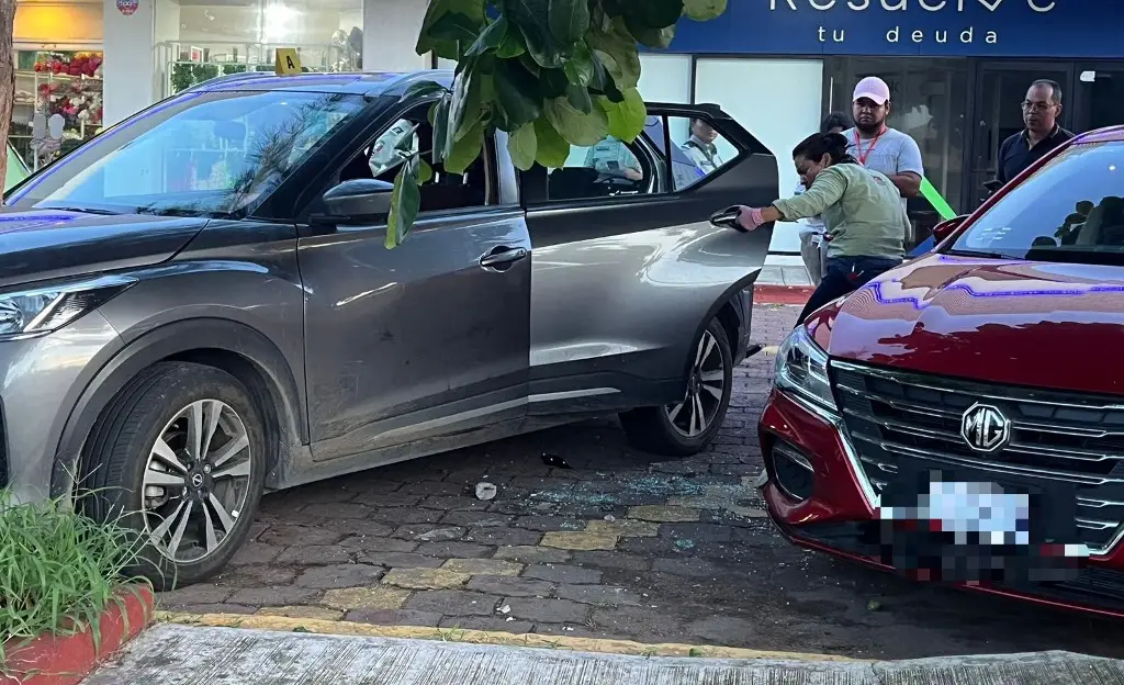 Imagen Privan de la libertad a comerciante afuera de Plaza Mocambo en Boca del Río 