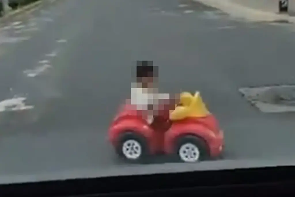 Imagen Niño se escapa y atraviesa el tráfico en carrito de juguete (+video)