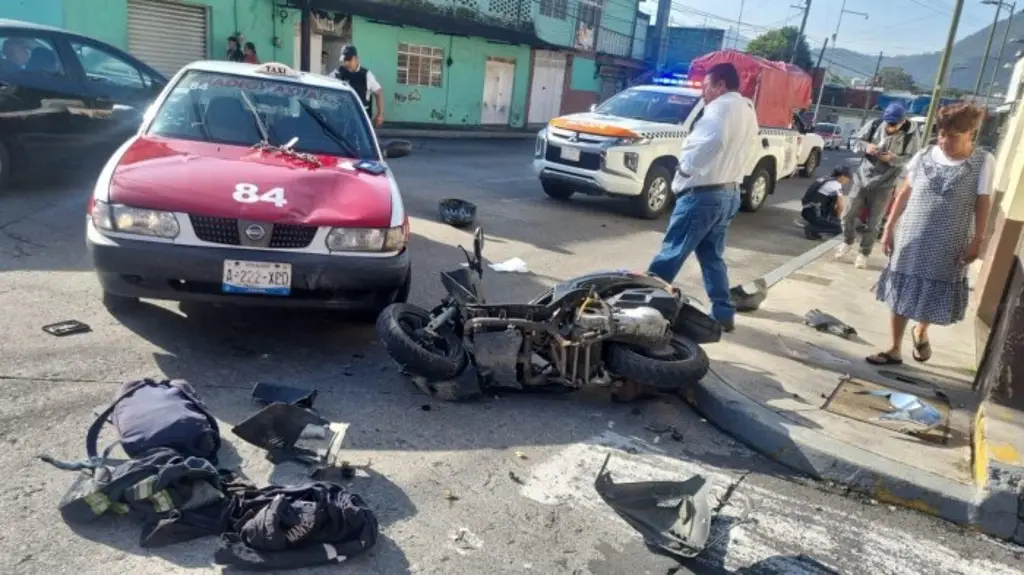 Imagen Deja 2 lesionados choque entre taxi y motocicleta 