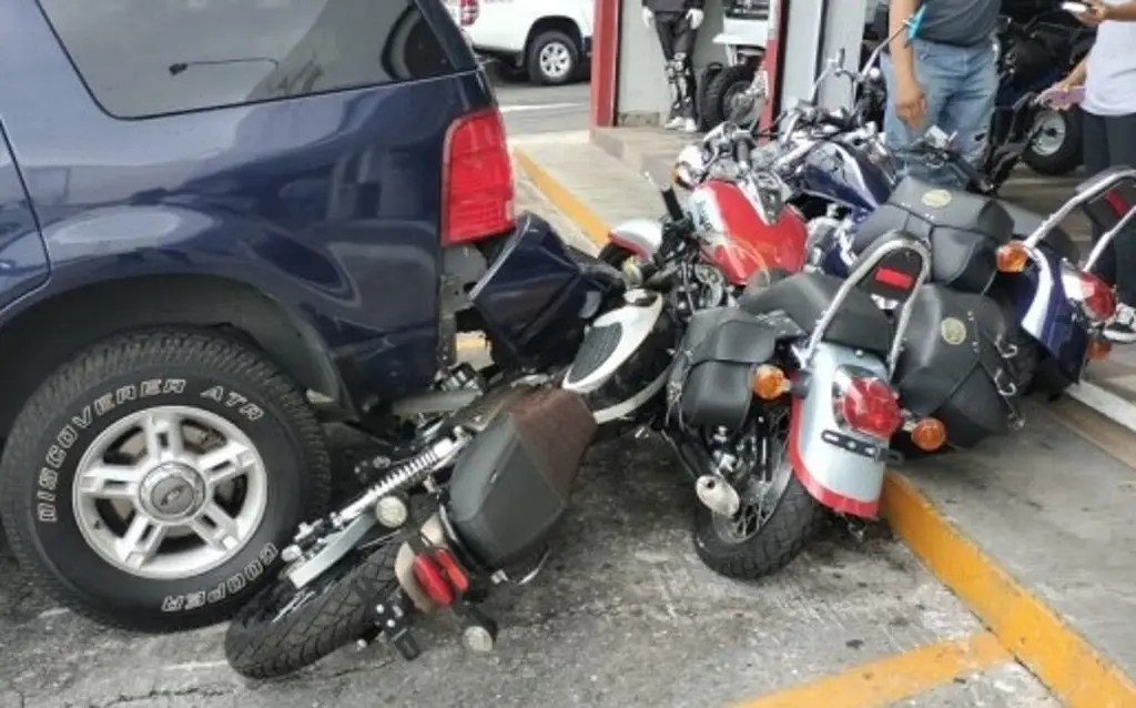 Imagen Impacta su unidad contra 3 motocicletas en exhibición y otra camioneta 