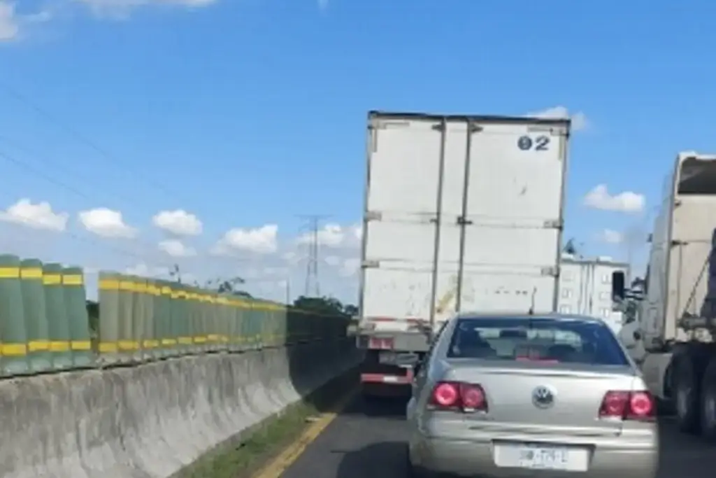 Imagen Cierre de circulación en carretera de Veracruz, tenga precaución 