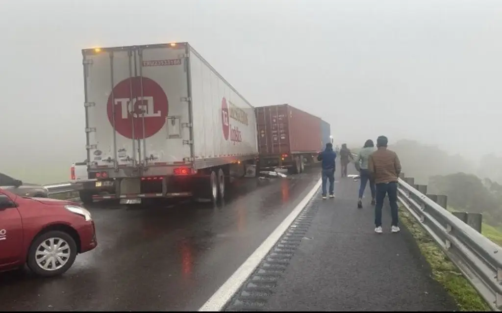 Imagen Rapiñeros roban carga de 2 tráileres accidentados en autopista de Veracruz 