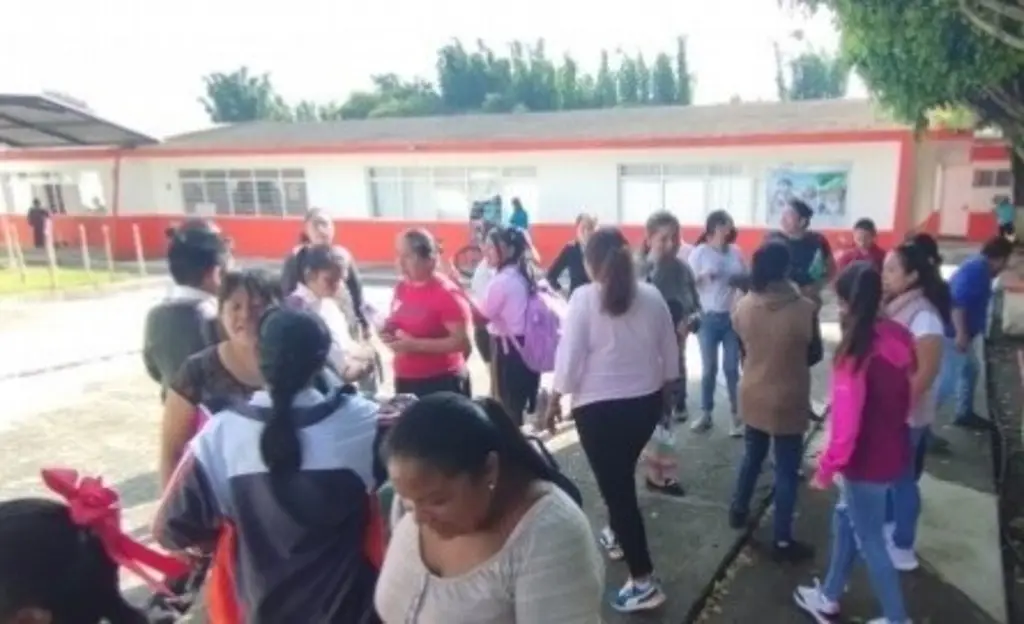 Imagen Padres de familia toman escuela en Ixtaczoquitlán, Veracruz; esto exigen 