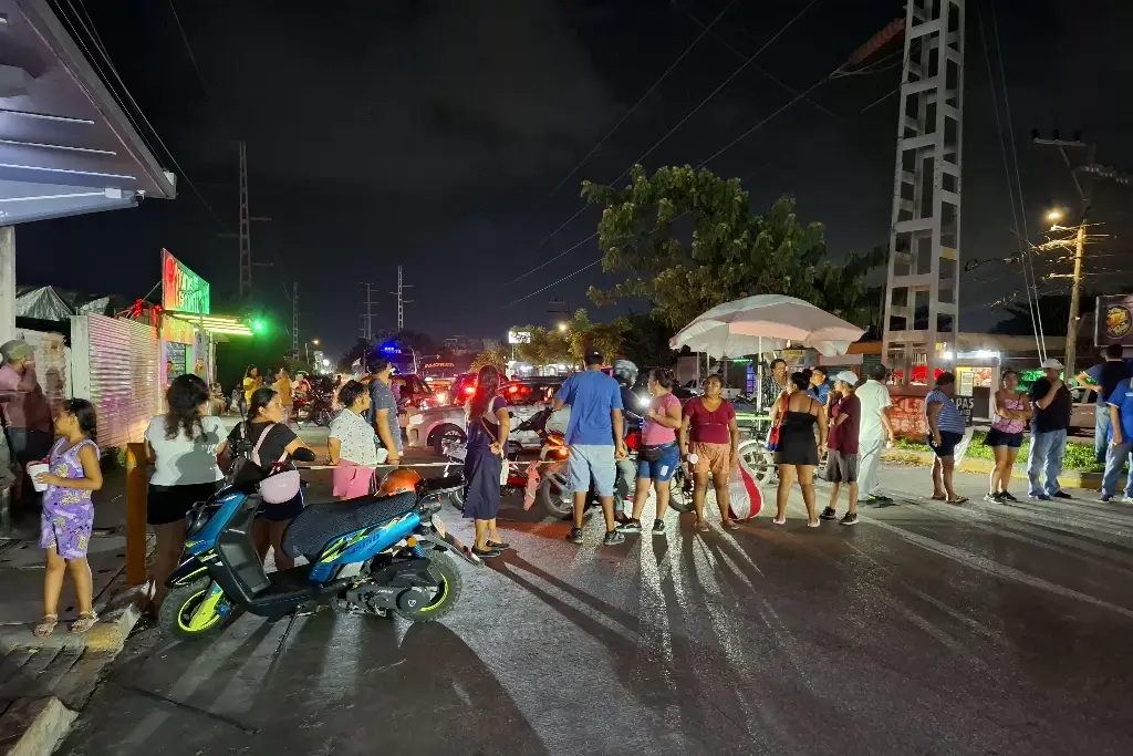 Imagen Bloquean ambos carriles de la avenida J.B. Lobos en Veracruz 