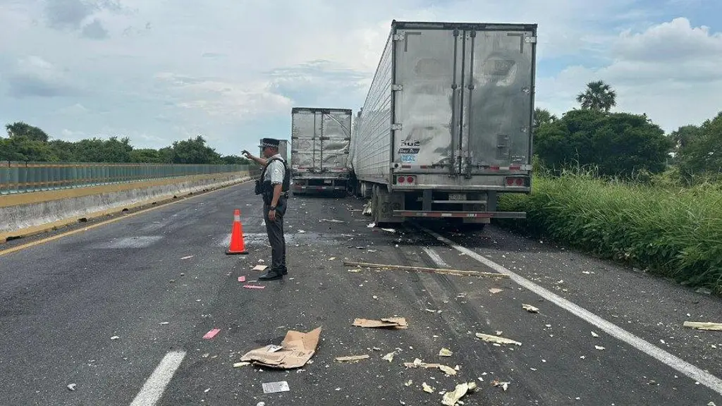 Imagen Tome precauciones; hay cierre parcial de circulación en autopista de Veracruz