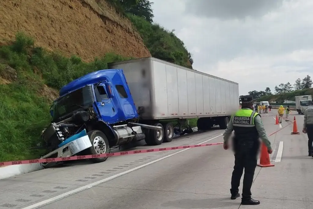 Imagen Mueren 3 empleados de Capufe tras ser arrollados por tráiler; trabajaban en autopista