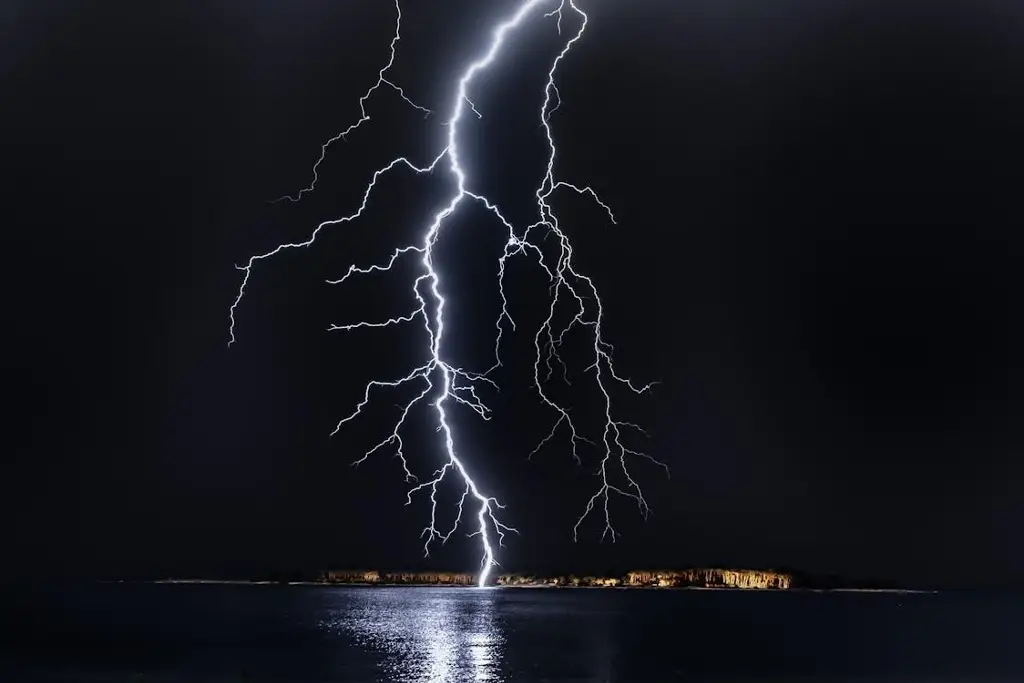 Imagen Tormentas y rayos: así puedes proteger tus aparatos eléctricos 