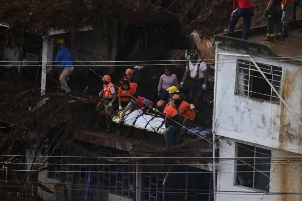 Imagen Identifican a jóvenes que murieron con su bebé tras derrumbe de su casa en Xalapa, Veracruz