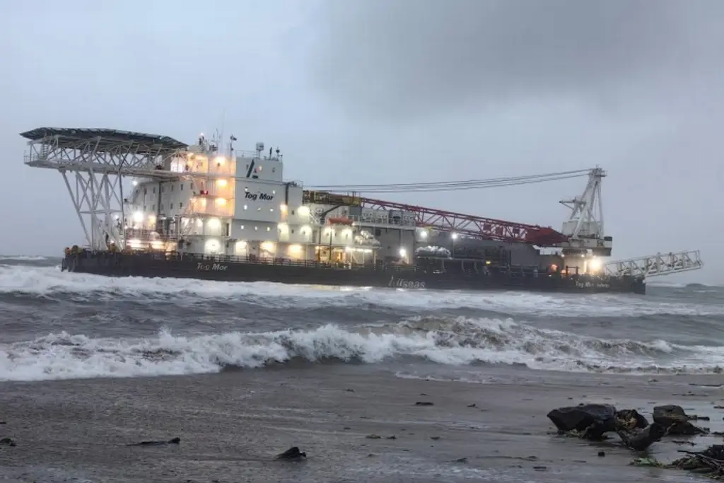 Imagen Barco encalla en costas de Coatzacoalcos, Veracruz tras fuerte oleaje