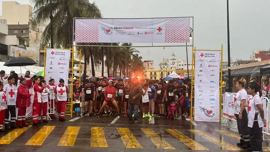 Imagen Con todo y lluvia realizan carrera de la Cruz Roja 