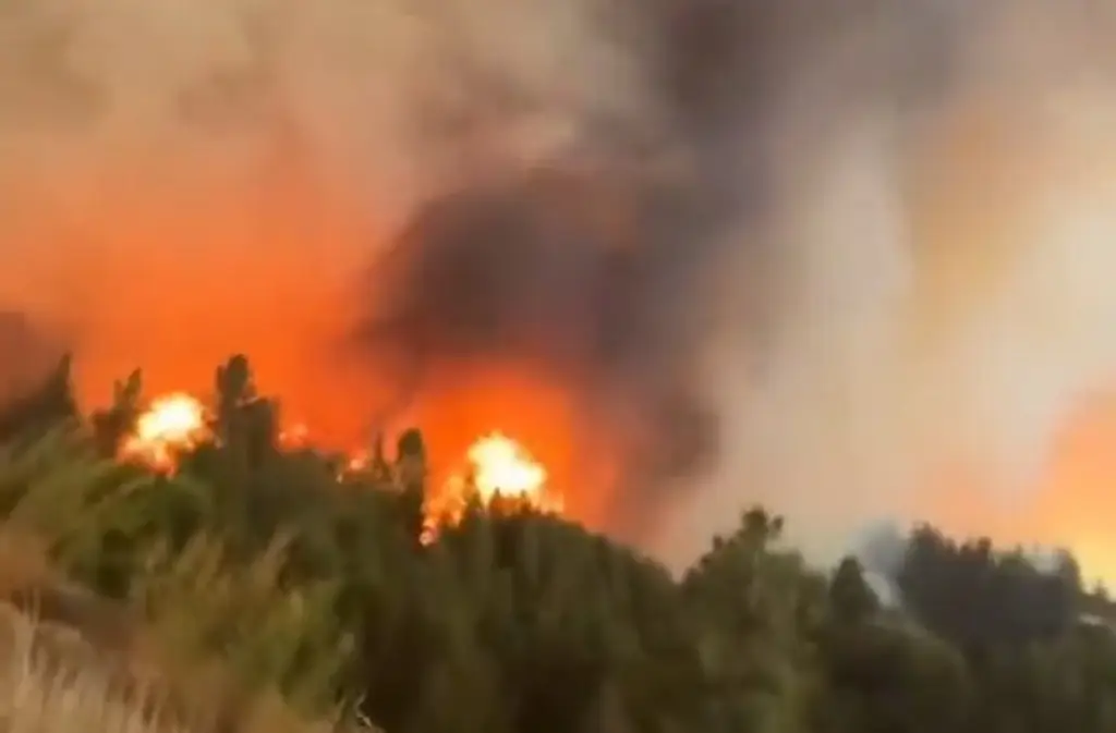 Imagen Evacuan a miles de personas por incendio sin controlar en el sur de California