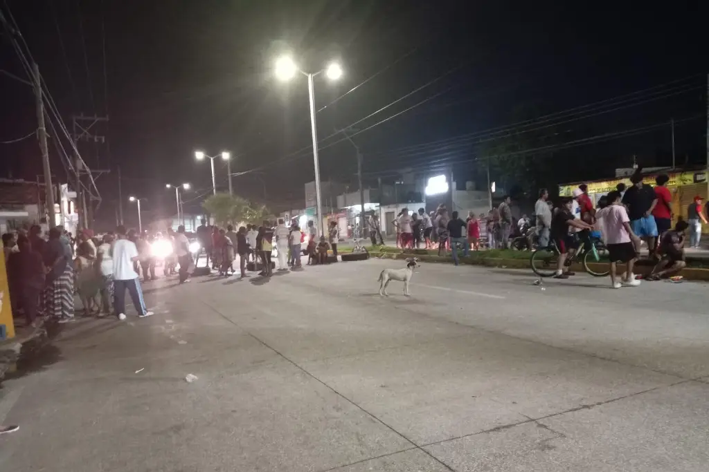 Imagen Por falta de luz, ciudadanos bloquean avenida JB Lobos de la ciudad de Veracruz 