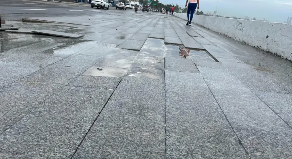 Imagen Fuerte oleaje dañó el piso de la banqueta del bulevar en Boca del Río 