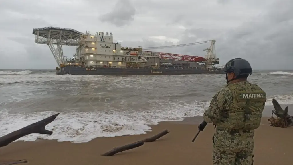 Imagen Temporal retrasa labores de rescate de barco encallado en Coatzacoalcos, Veracruz