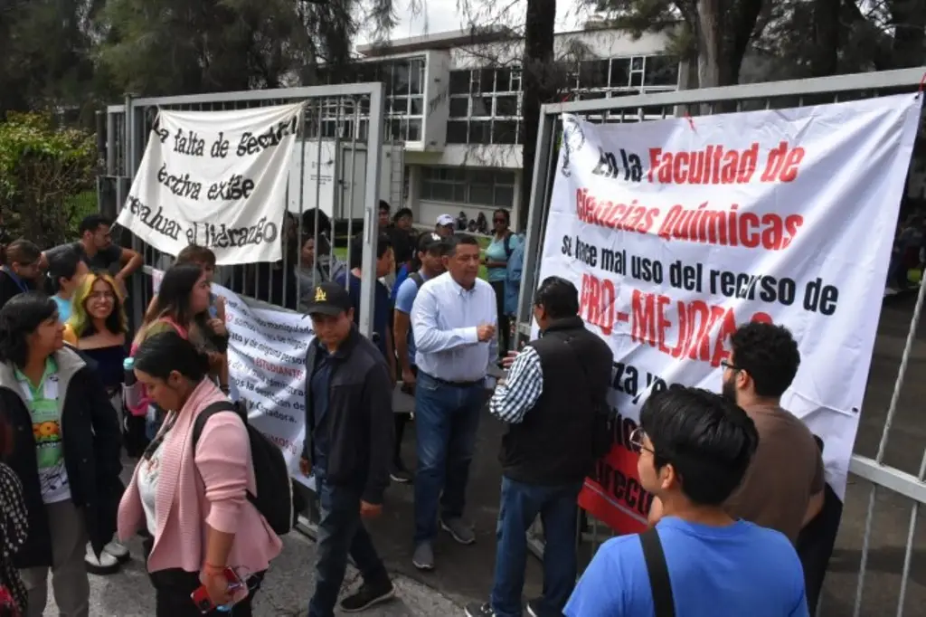 Imagen Alumnos toman instalaciones de la Facultad de Ciencias Químicas de la UV en Orizaba