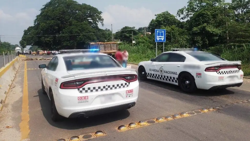 Imagen Por presencia de habitantes, hay cierre total de circulación en carretera de Veracruz 