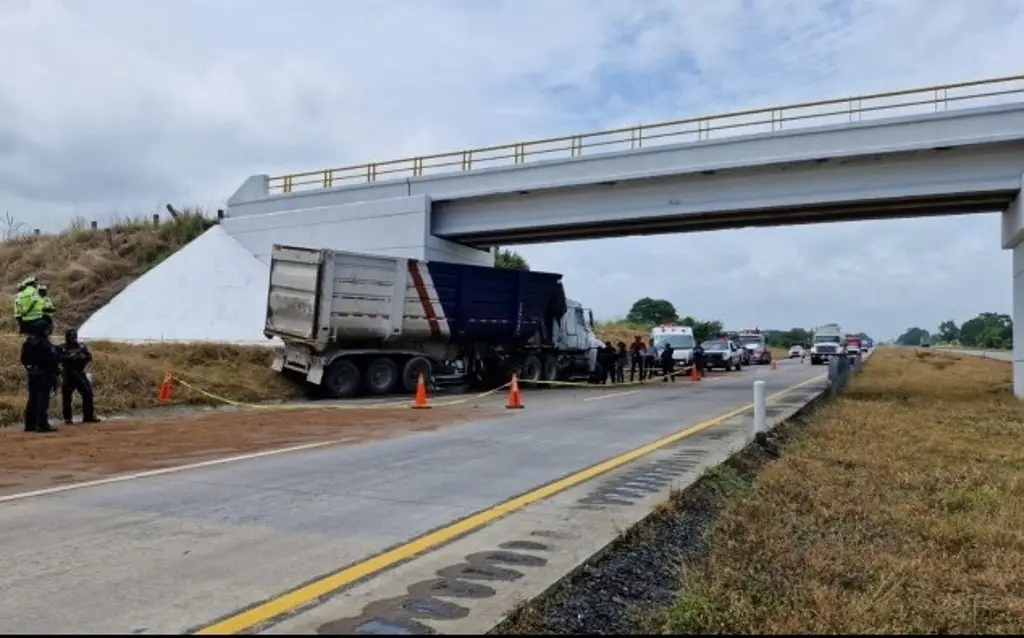 Imagen Tráiler arrolla y mata a motociclistas en autopista de Veracruz 