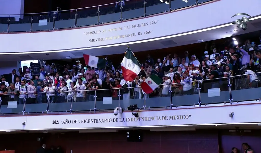 Imagen 'Yunes traidor, te vendiste al dictador': gritan manifestantes en el Pleno del Senado