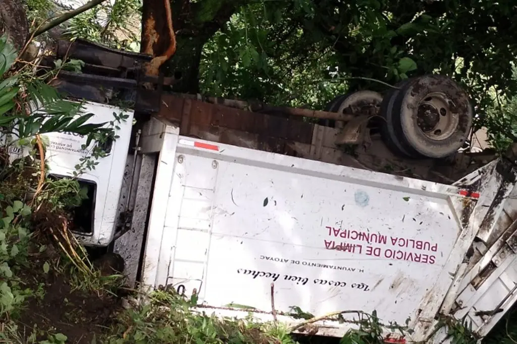 Imagen Camión recolector de basura cae a barranco en carretera de Veracruz 