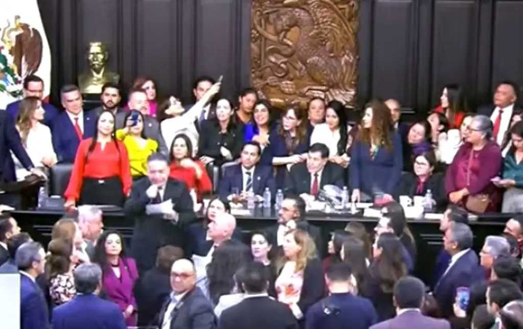 Imagen Senadores de oposición suben a la tribuna durante discusión de reforma judicial