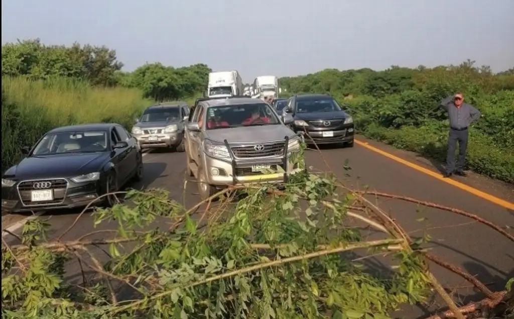 Imagen Bloquean carreteras habitantes de Texistepec, Veracruz; ésto es lo que exigen