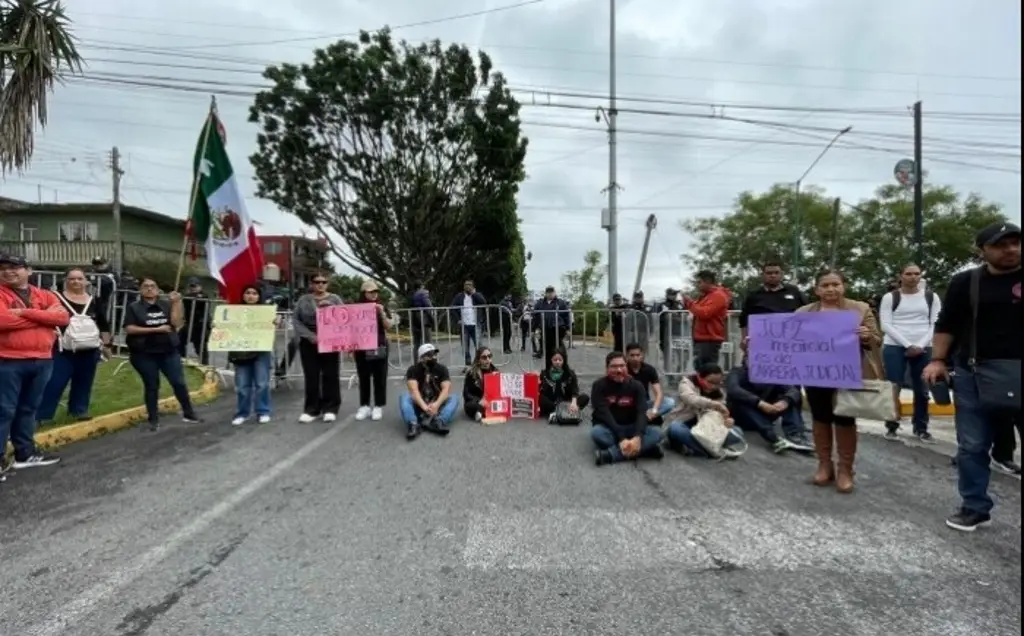 Imagen Trabajadores del Poder Judicial federal se manifiestan en el Congreso de Veracruz 