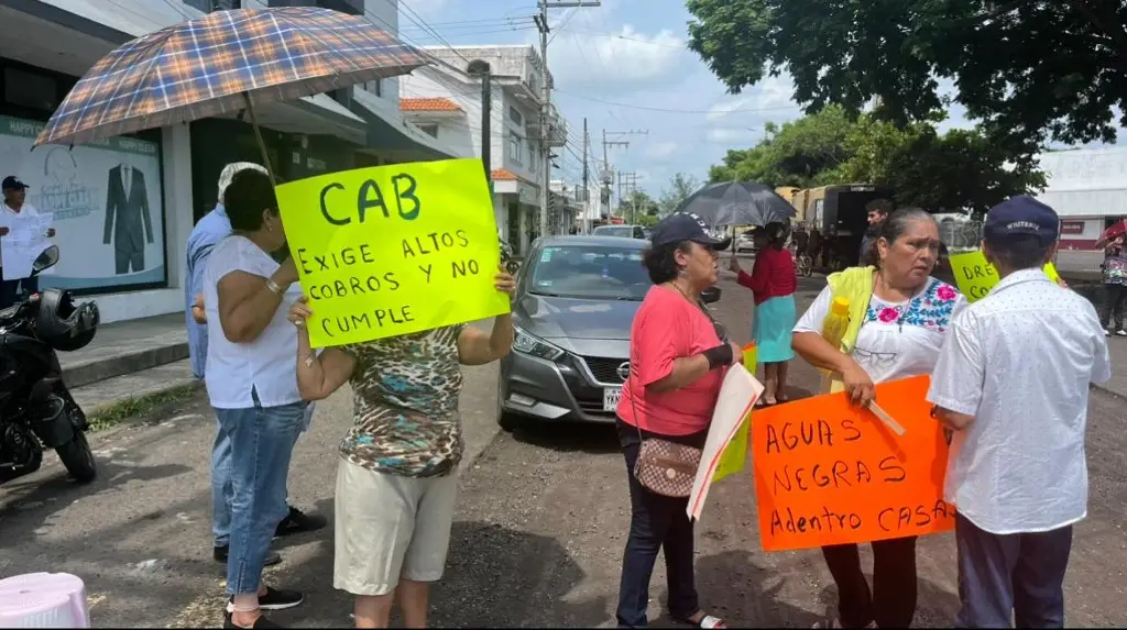 Imagen Bloquean la calle Lázaro Cárdenas en Boca del Río 