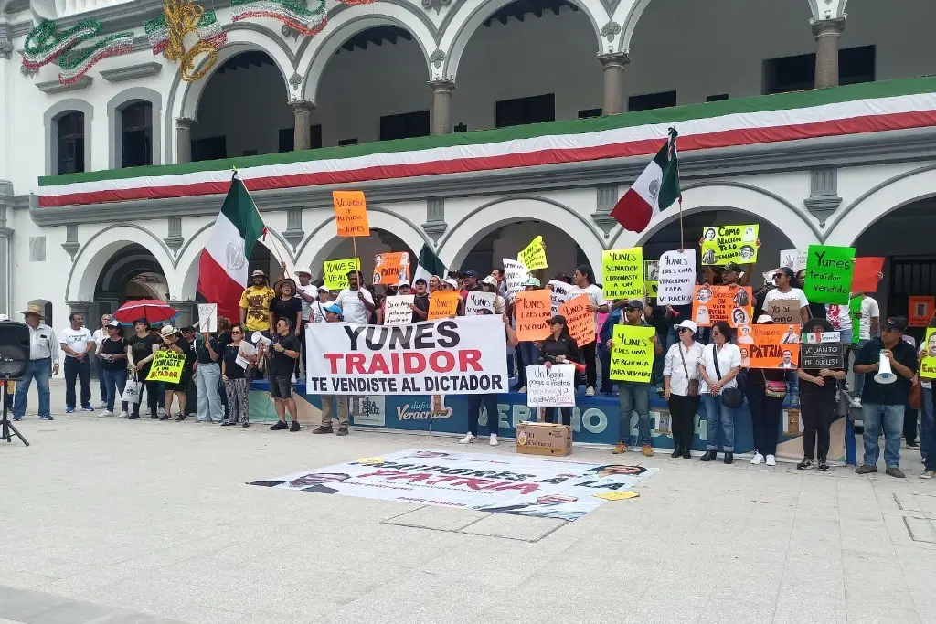 Imagen Trabajadores del Poder Judicial protestan en palacio de Veracruz contra la reforma judicial