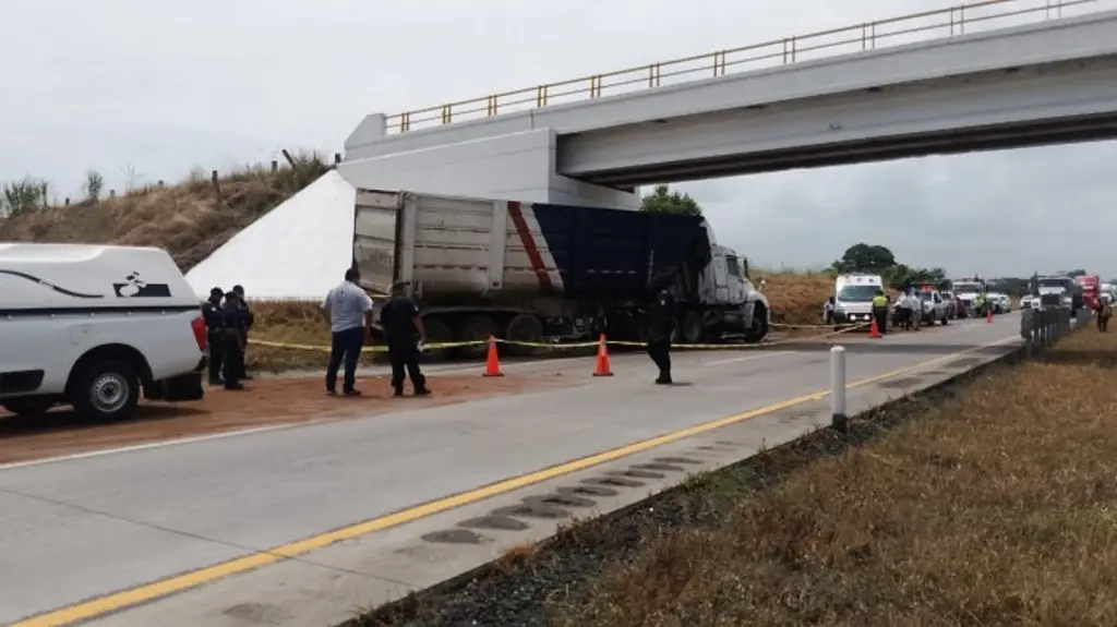 Imagen Identifican a jóvenes motociclistas que murieron arrollados en autopista de Veracruz