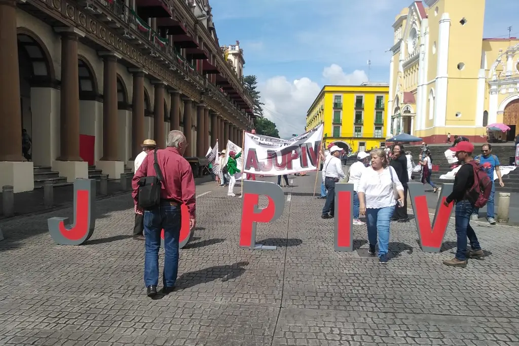 Imagen Manifestantes cierran circulación zona centro de Xalapa