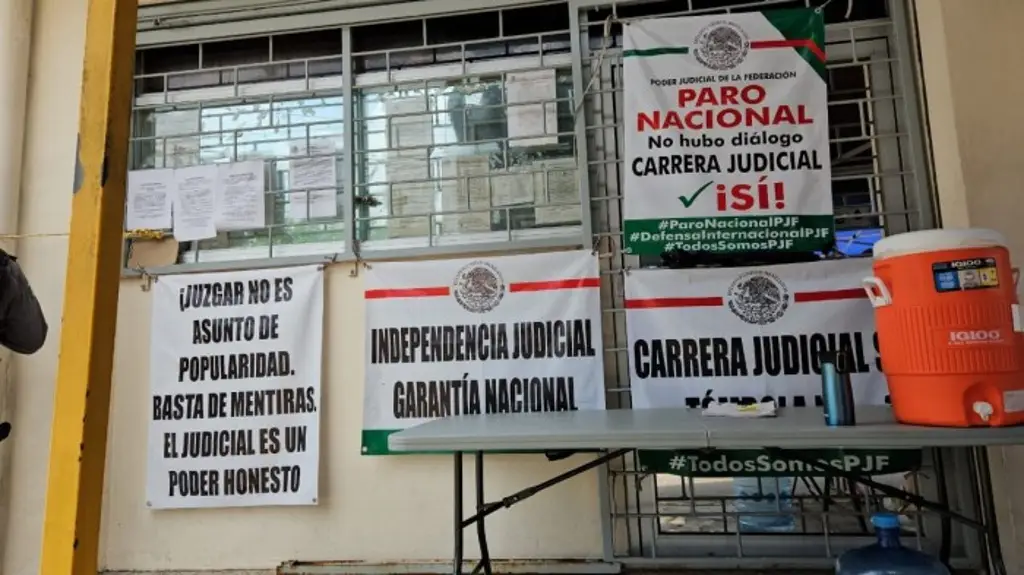 Imagen Se mantienen en protesta trabajadores del Poder Judicial en Poza Rica, Veracruz 