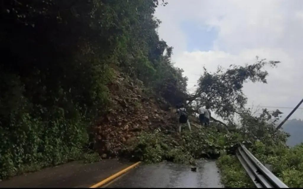 Imagen Hay cierres por derrumbes Chocamán, Tomatlán e Ixhuatlán del Café