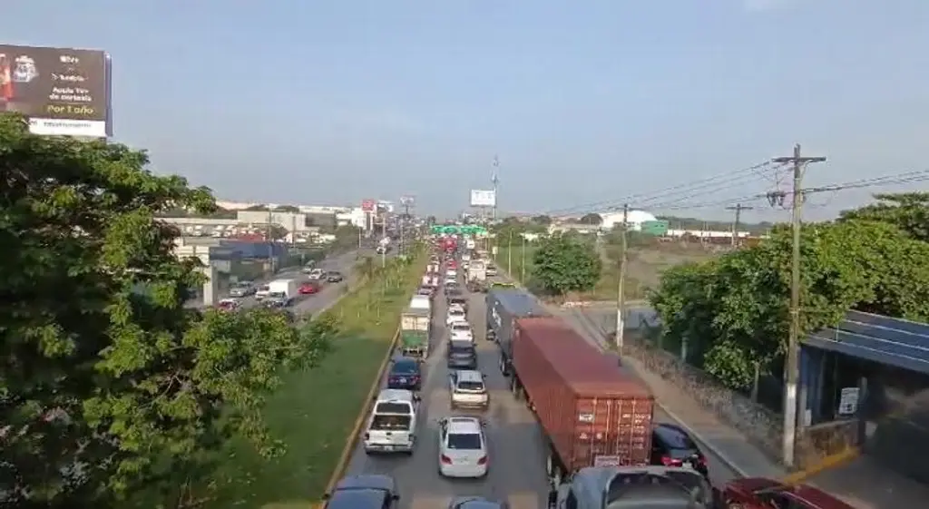 Imagen Caos vial en la carretera Veracruz-Cardel, este es el motivo