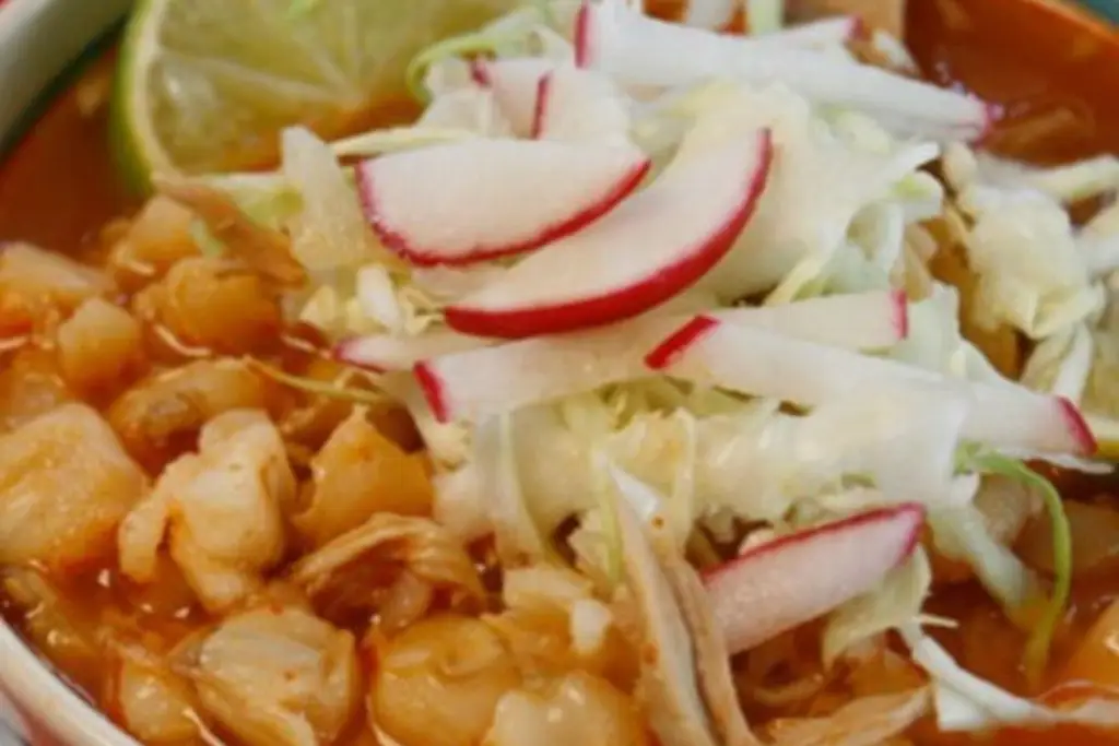 Imagen Recomiendan solo comerse un plato de pozole durante fiestas patrias 