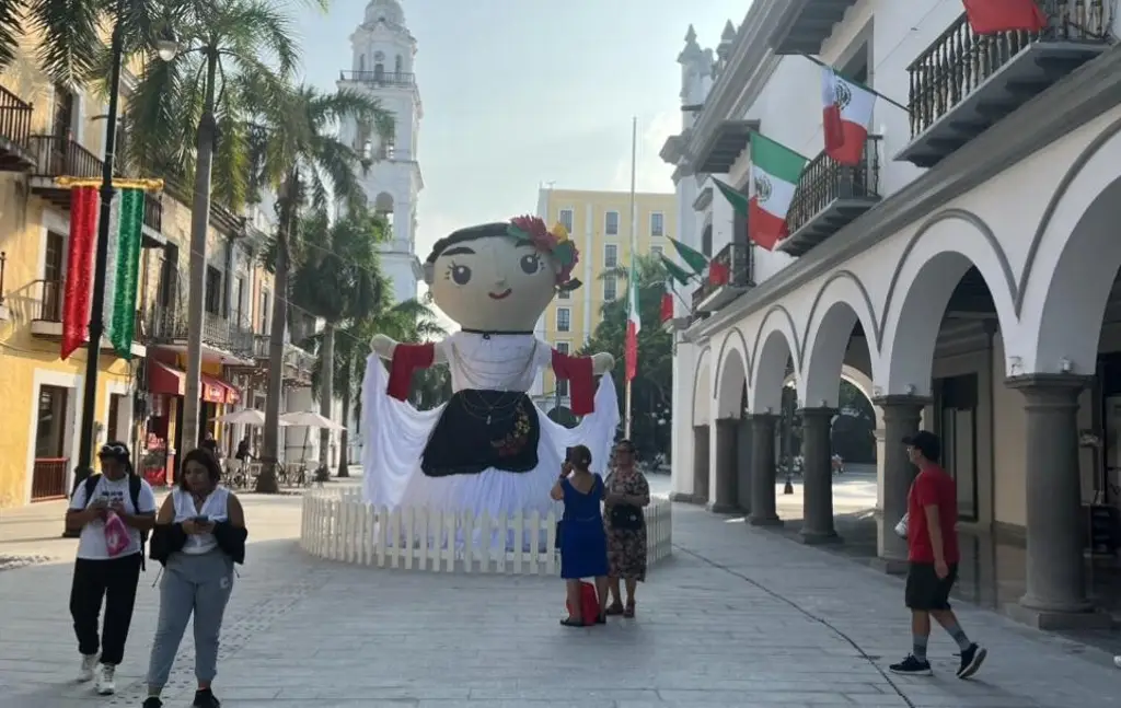 Imagen Toñita la Jarocha ya está en el zócalo de Veracruz 