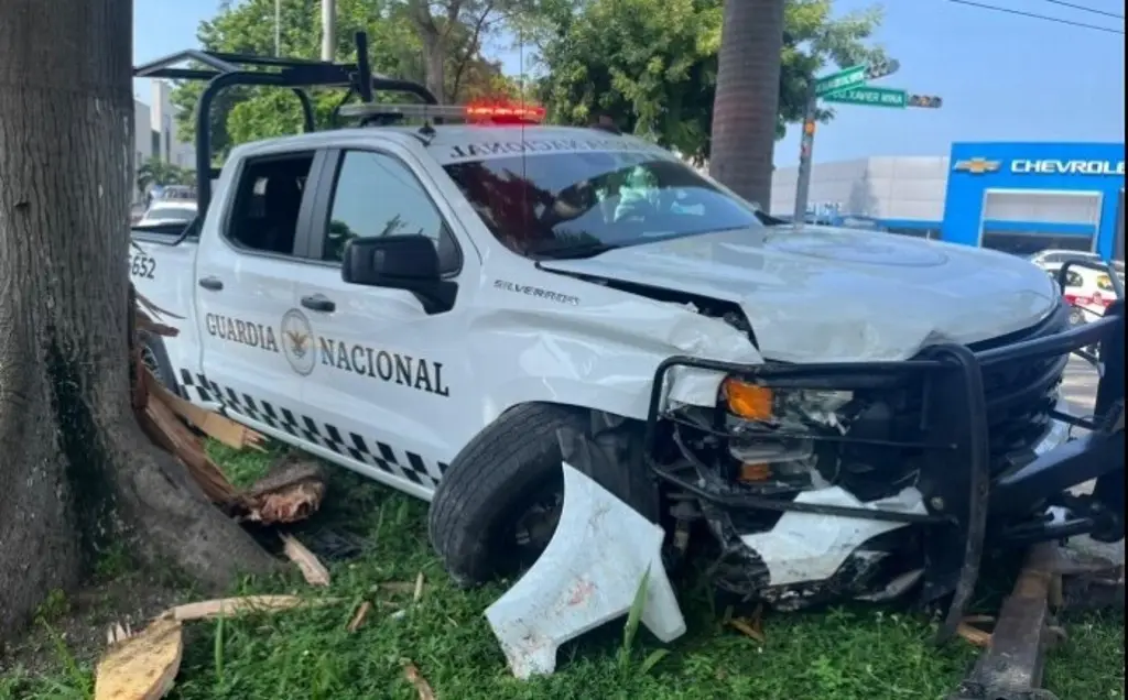 Imagen Fuerte choque entra patrulla de Guardia Nacional y carro en avenida de Veracruz 