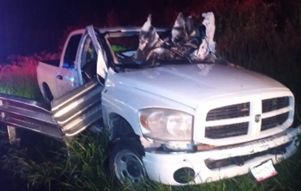 Imagen Camioneta pierde el control y choca contra la barra metálica en autopista de Veracruz