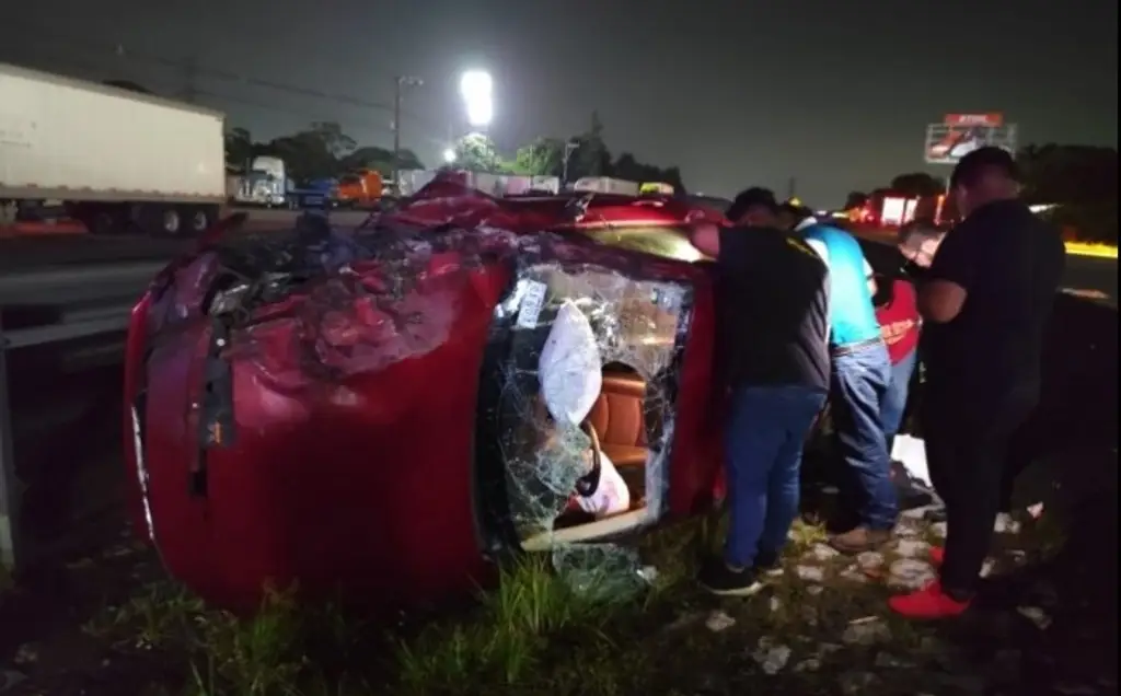 Imagen Vuelca auto particular en autopista de Veracruz; hay tres lesionados