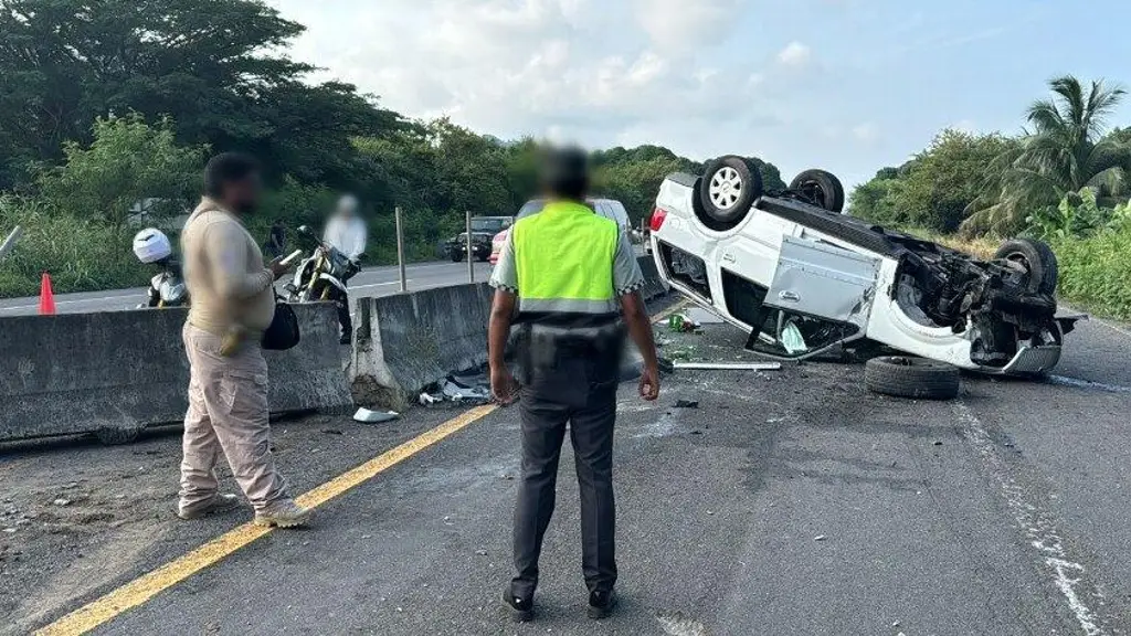 Imagen Se registra fuerte volcadura de carro en carretera de Veracruz; hay cierre parcial 