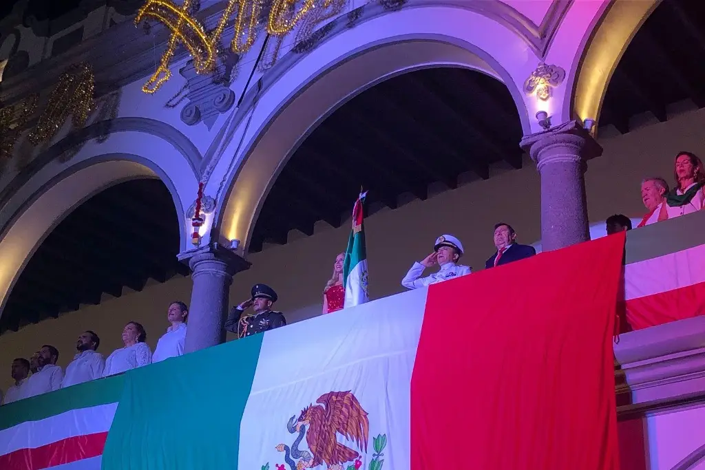 Imagen ¡Viva Veracruz! Paty Lobeira da el Grito de Independencia en el zócalo 