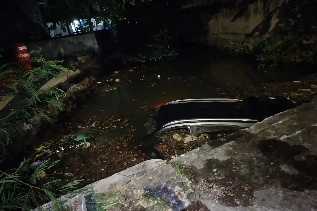 Imagen Dos personas iban a bordo de auto que cayó a canal en Laguna Real, en Veracruz, ¿Cómo fue? 