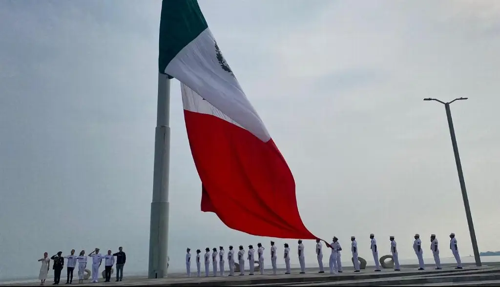 Imagen Realizan izado de Bandera, por el día de la Independencia en Veracruz 