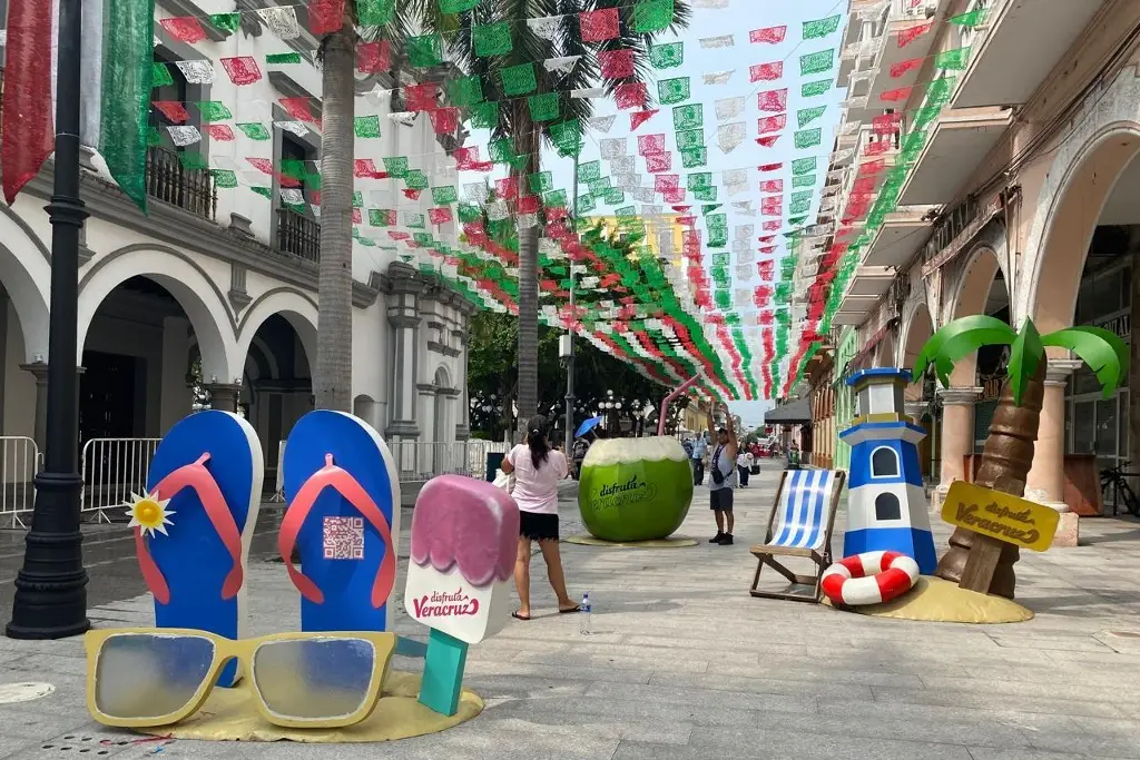 Imagen Coco gigante, 'playita', jarochita y hasta sandalias, atractivos en centro de Veracruz 