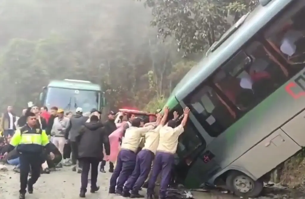 Imagen Vuelca autobús con turistas en Machu Picchu; hay varios mexicanos (+Video)